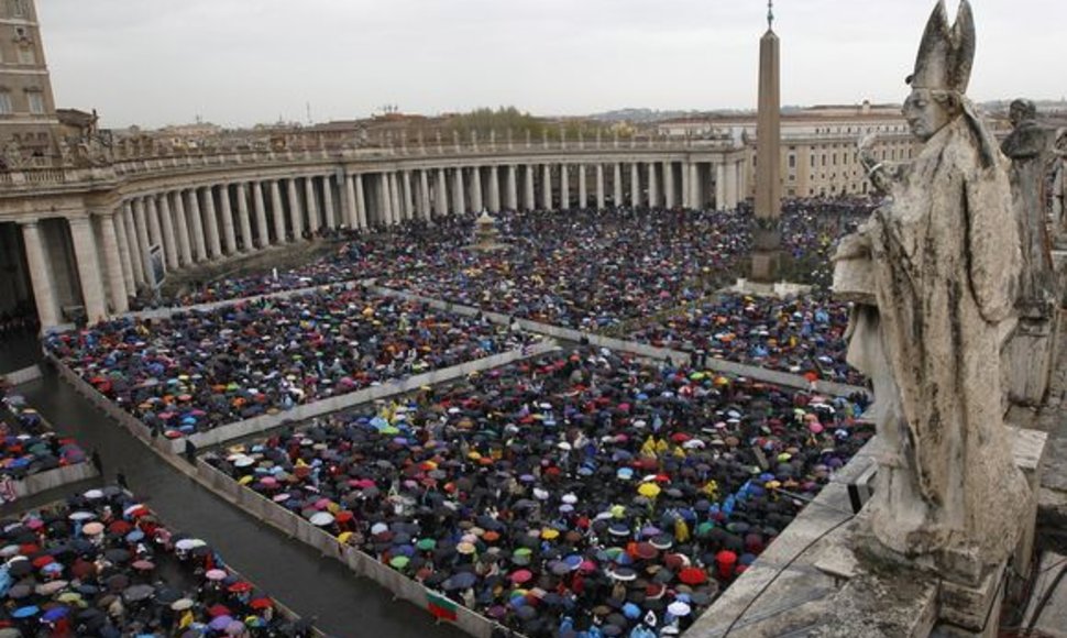 Žmonių minia Vatikane klausosi pamaldų.