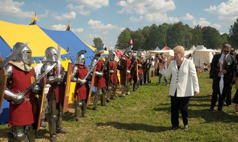 D.Grybauskaitė sveikinasi su kariais.