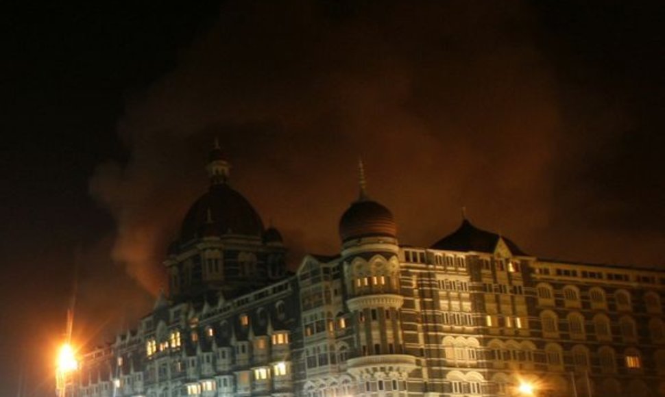 Teroristai atakavo Mumbajų