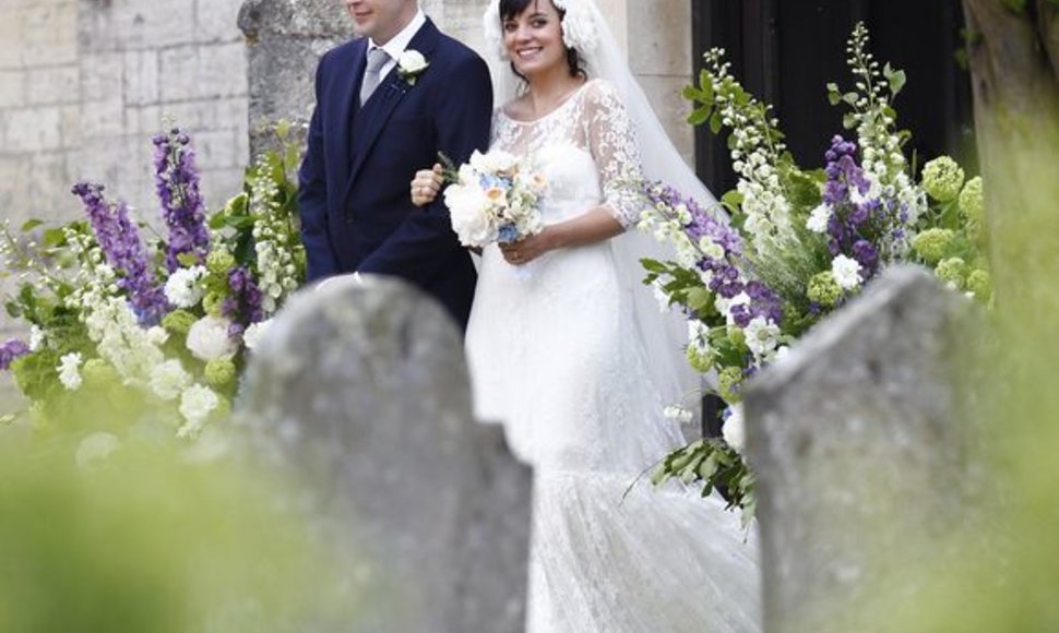 Šeštadienį Anglijos užmiestyje susituokė britų popmuzikos dainininkė Lily Allen ir jos mylimasis Samas Cooperis.