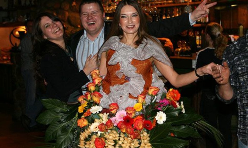 Dizaineris ir floristas Modestas Vasiliauskas sukūrė originalią suknelę.