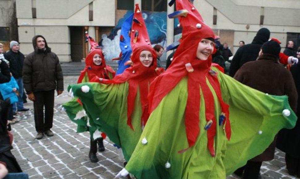 Nykštukai įsiliejo į žmonių būrį.