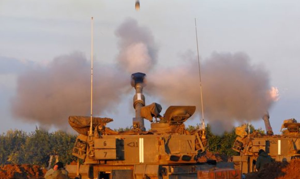 Izraelio mobilioji artilerija užsiėmė pozicijas šiauriniame Gazos ruože.