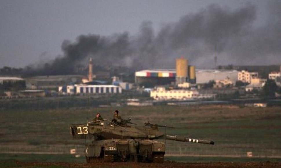 Izraelio kareiviai žvalgosi iš tanko.