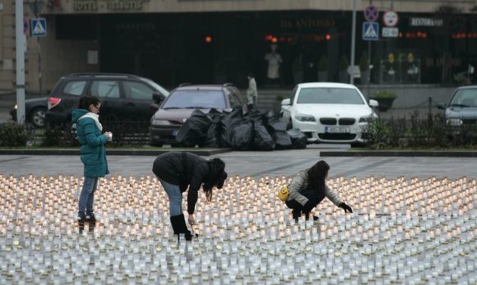 Katedros aikštėje buvo uždegtos 15 377 žvakutės, kurių liepsnelės simbolizavo kiekvieną nepriklausomos Lietuvos keliuose užgesusią gyvybę.