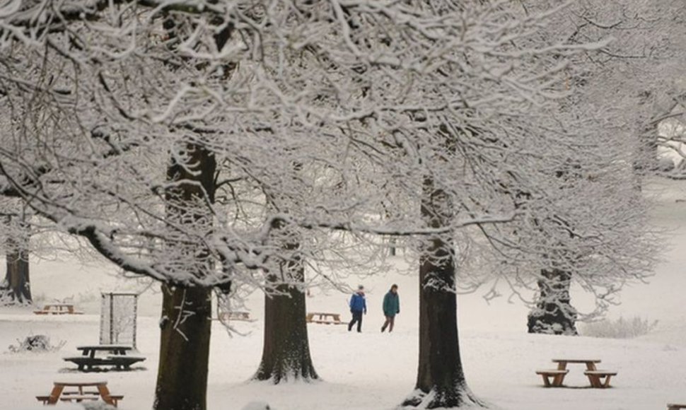 Britai gali džiaugtis tikra žiema, didelės sniego dozės  sukelia ir problemų, tačiau vis tiek džiugina mažus ir didelius.