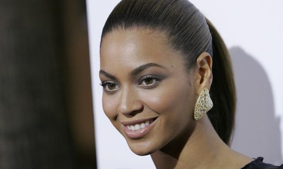 Beyonce – viena iš garsenybių, pamėgusių didelius ir sunkius auskarus.