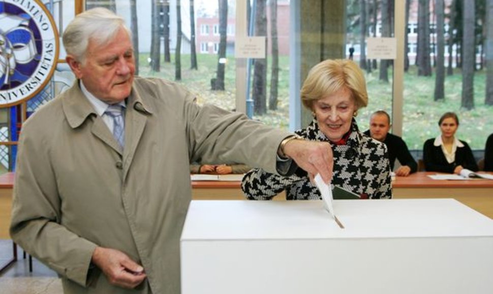 Prezidentas Valdas Adamkus su žmona balsavo Saulėtekio rinkimų apylinkėje.