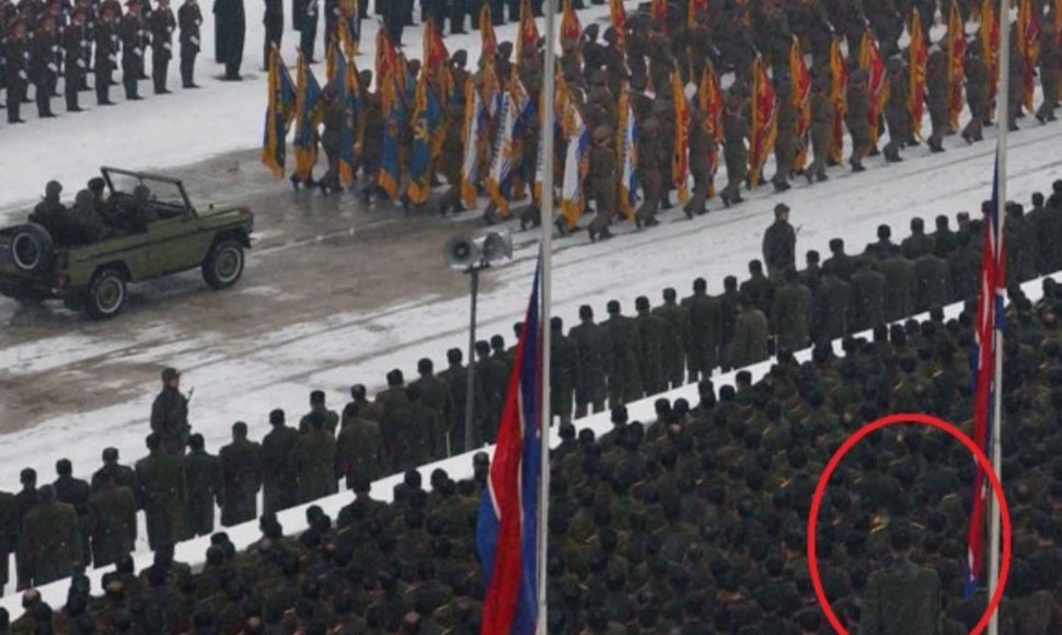 Įtariama, kad tai krepšininkas Ri Myung Hun Kim Š.Korėjos lyderio Jong Ilo laidotuvių ceremonijoje