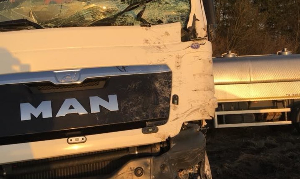 Balandžio 8 d. avarija prie Kauno: pienovežis atsitrenkė į „Volvo XC 60“
