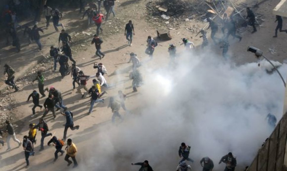 Egipto sostinėje nuo ašarinių dujų mirė du protestavusieji