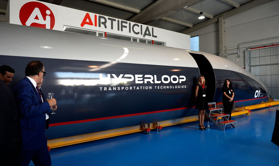 „Hyperloop Transportation Technologies“ pristatė pirmąją savo keleivinę kapsulę