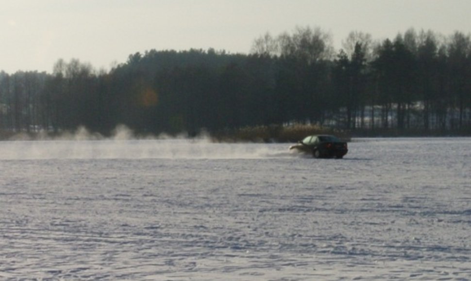 Užšalęs Salotės ežeras, žmones gąsdina automobilis