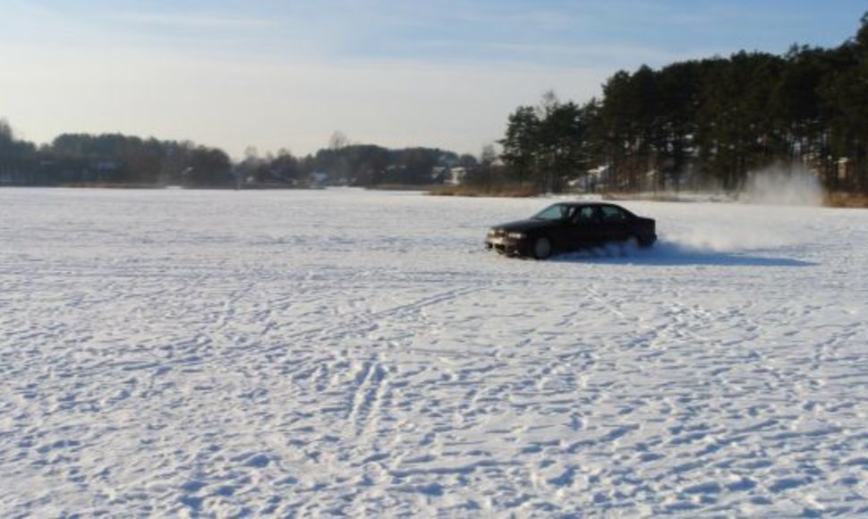 Užšalęs Salotės ežeras, žmones gąsdina automobilis BMW