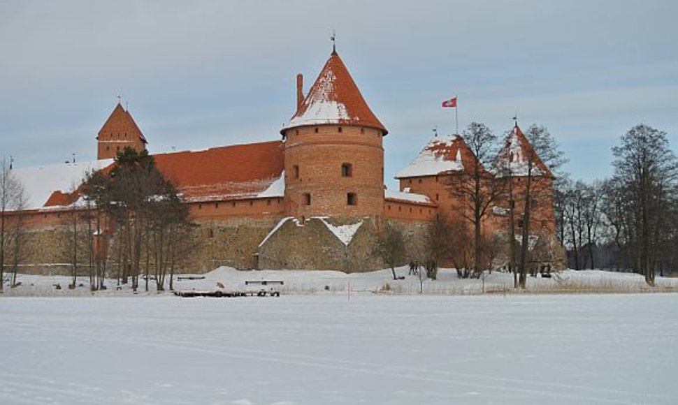 Žiema Trakuose: ledo sukaustytas Galvės ežeras ir Trakų pilis