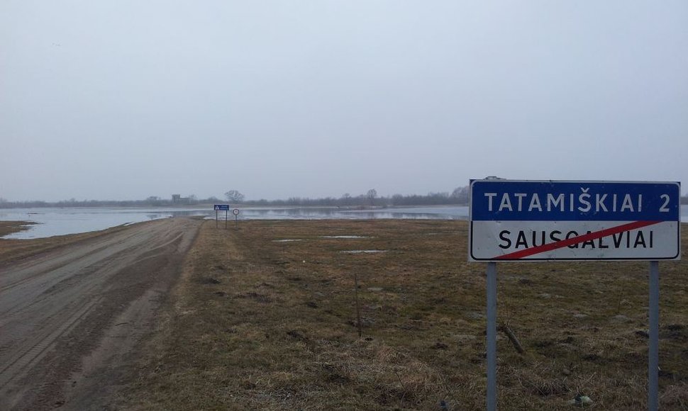 Potvynio vanduo apsėmė kelius netoli Paleičių kaimo, visai netoli Rusnės