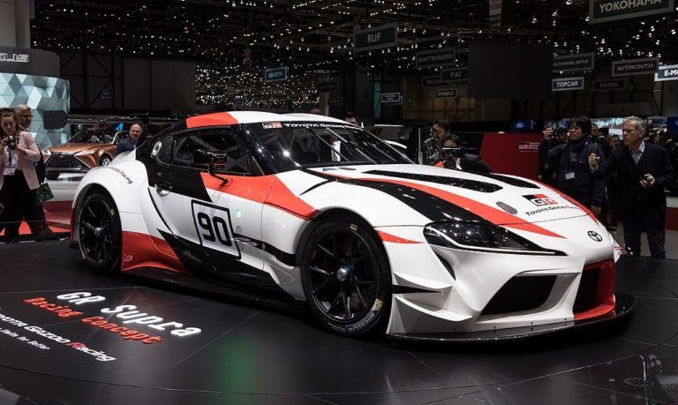 Toyota GR Supra Racing Concept – sportinė Supra versija su tais pačiais netikrais dizaino elementais. (Matti Blume, Wikimedia(CC BY-SA 4.0)