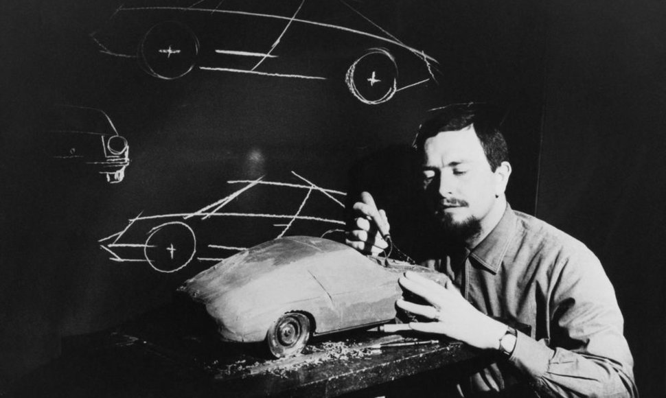 Ferdinandas Aleksanderis Porsche kuria plastilininį „Porsche 911“ modelį. (1968 m.)