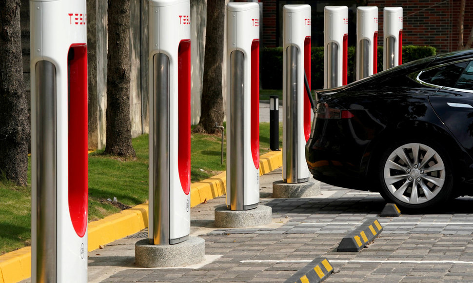 „Tesla“ greitojo įkrovimo stotelės „Supercharger“