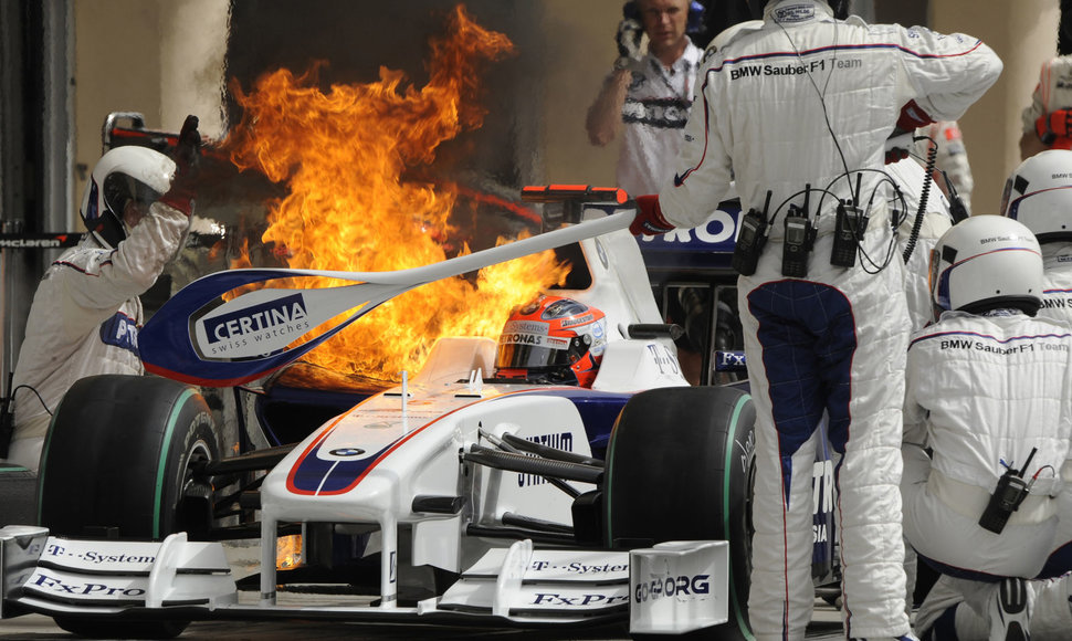 BMW Sauber F1 piloto Roberto Kubicos automobilis degalų papildymo metu (2009)