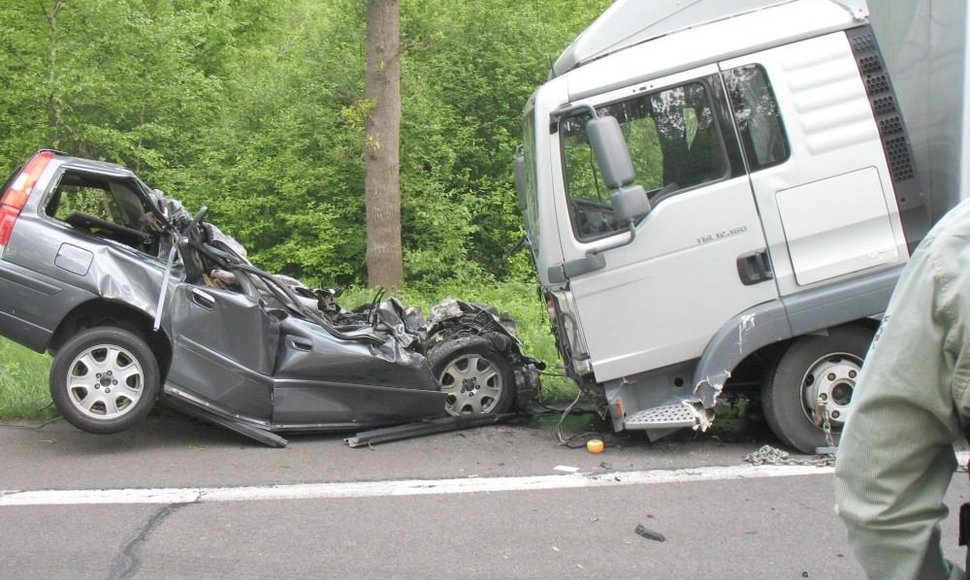 Avarija Lenkijoje: „Volvo V70“ su dviem lietuviais palindo po sunkvežimiu