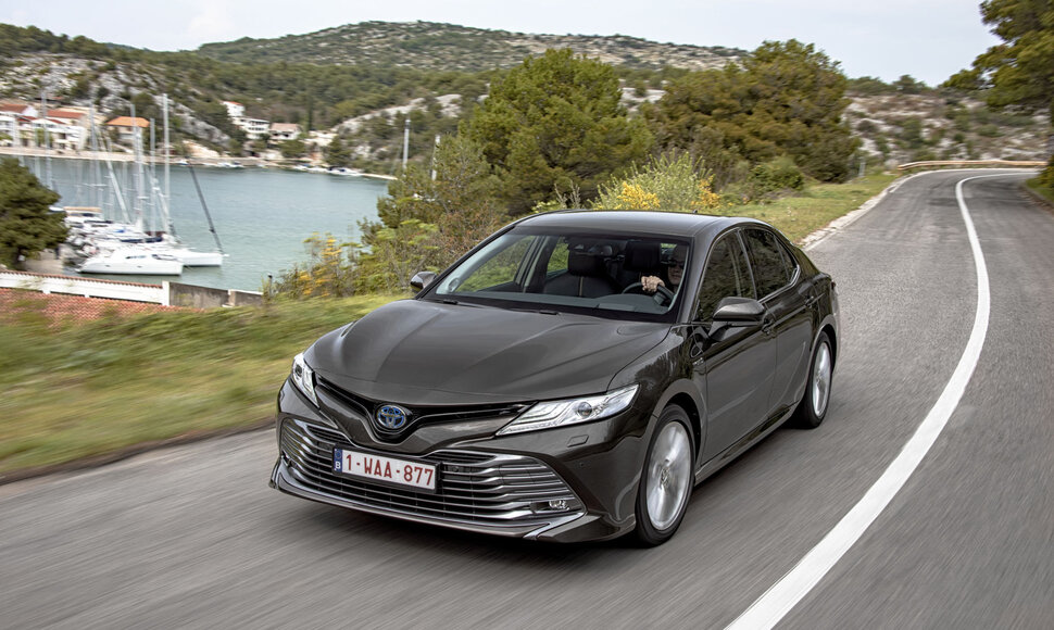 A&scaron;tuntos kartos &bdquo;Toyota Camry&ldquo; &ndash; tik su hibridine jėgaine