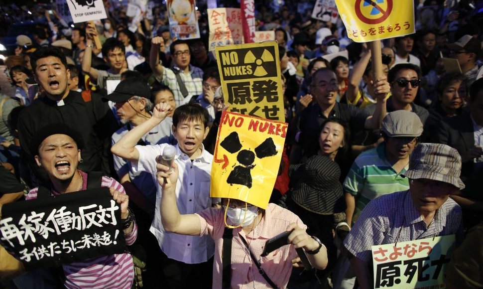 Japonai protestuoja prieš branduolinio reaktoriaus paleidimą