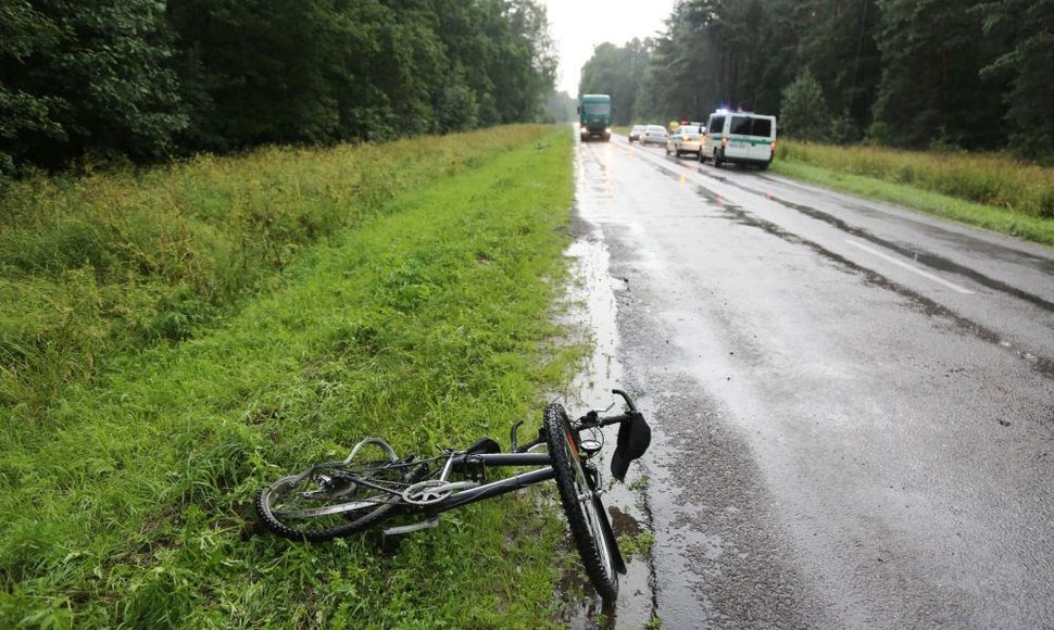 Netoli Pagėgių dviratininkas parbloškė du dviratininkus.