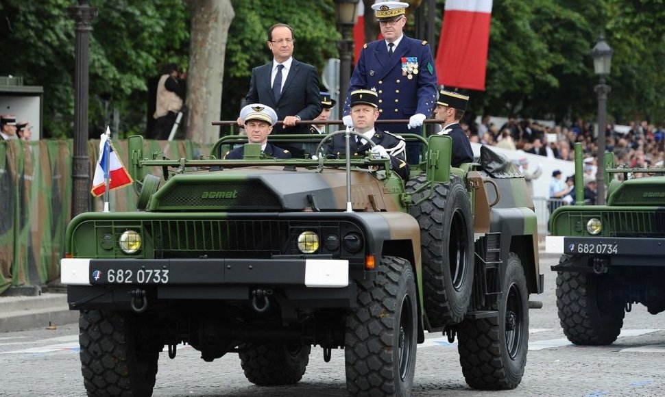 Francois Hollande'as parado metu