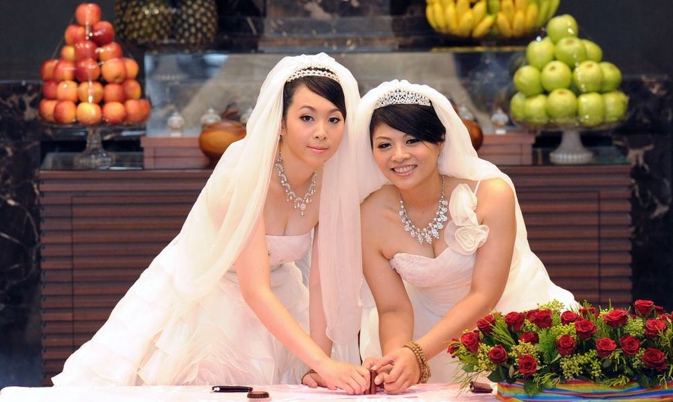 Taivane pagal budistų papročius pirmąkart susituokė dvi moterys.
