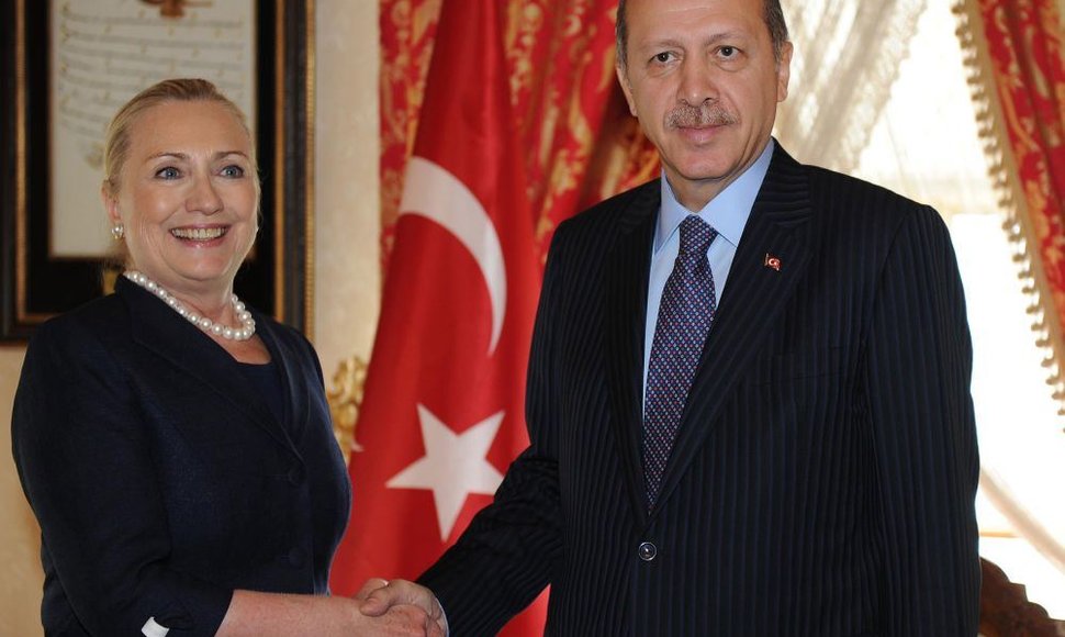 JAV valstybės sekretorė Hillary Clinton susitikimo metu su Turkijos premjeru Recepu Tayyipu Erdoganu