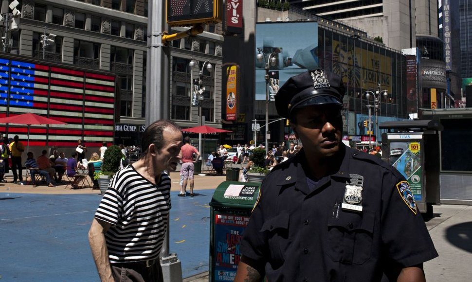 Policija Taimso skvere Niujorke nušovė peiliu ginkluotą vyrą