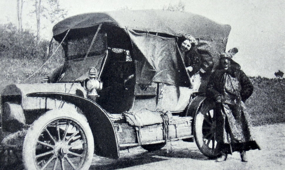 1908 m. keliautojai kelyje Pskovas-Ryga.