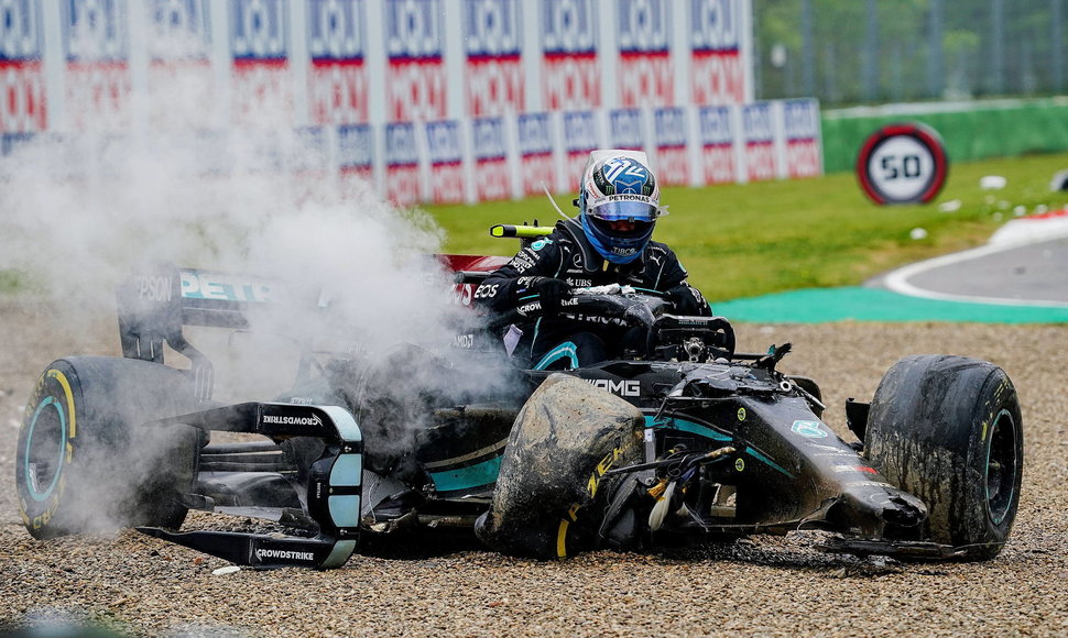 Formulės 1 lenktynėse Imoloje netrūko avarijų