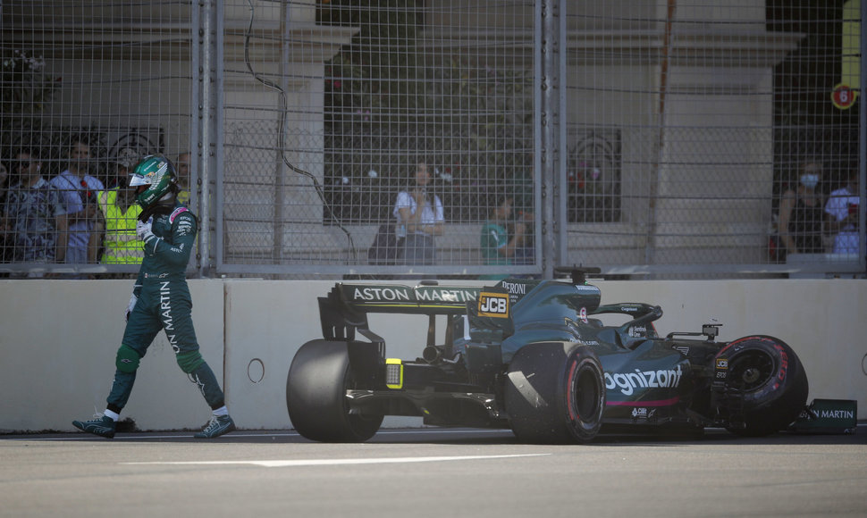 „Formulės 1“ kvalifikacija Baku prasidėjo keliomis avarijomis 