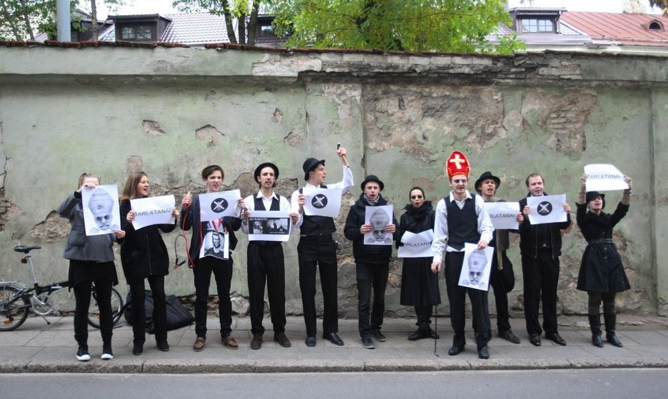 „No theatre“  ir Vido Bareikio protestas prieš vieną iš svarbiausių teatro festivalio „Sirenos“ svečių