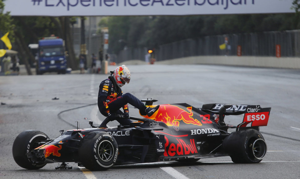 Lyderio Maxo Verstappeno avarija sprogus ratui Baku, Formulės 1 GP