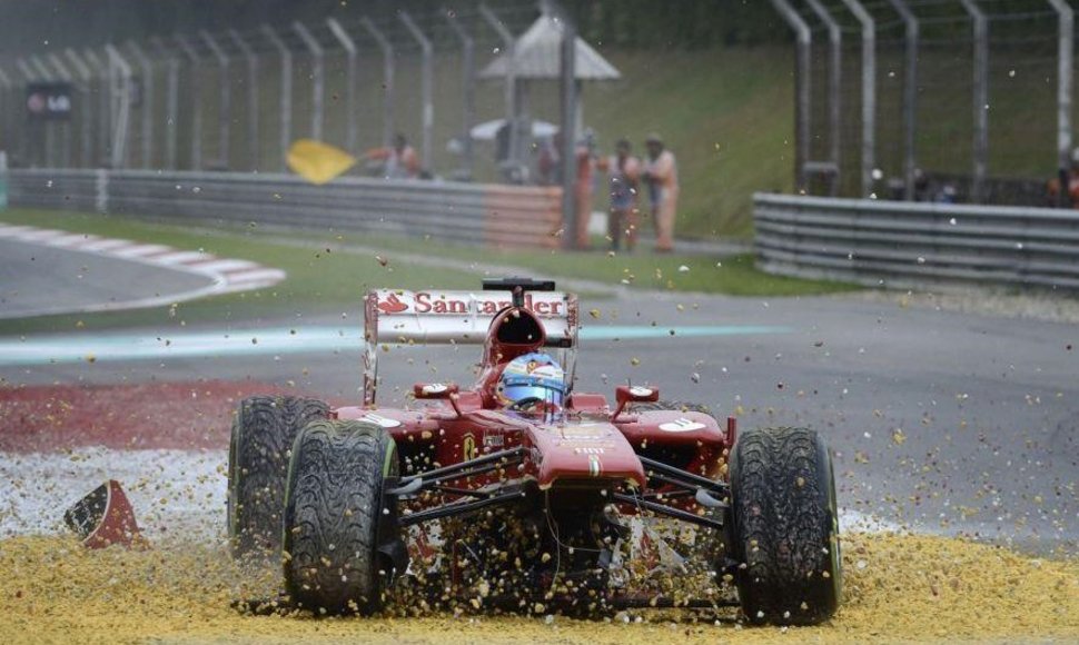 Fernando Alonso lekia į žvyrą per 2013-ųjų Malaizijos Grand Prix. (Erik-16, Wikimedia (CC BY-SA 3.0)