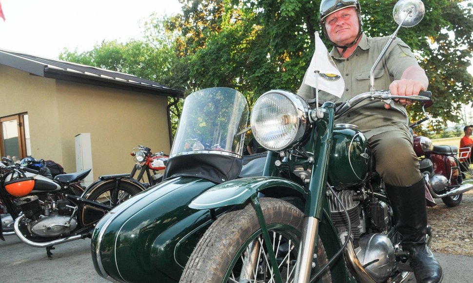 Istorinės technikos mylėtojų sąskrydis „Senas motociklas‘21“