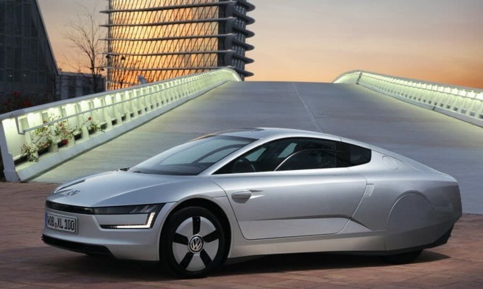 Volkswagen XL1 yra sukurtas tik tam, kad būtų labai taupus. Į kasdieniškus dizainus uždarų arkų Volkswagen neperkėlė. (Gamintojo nuotrauka)