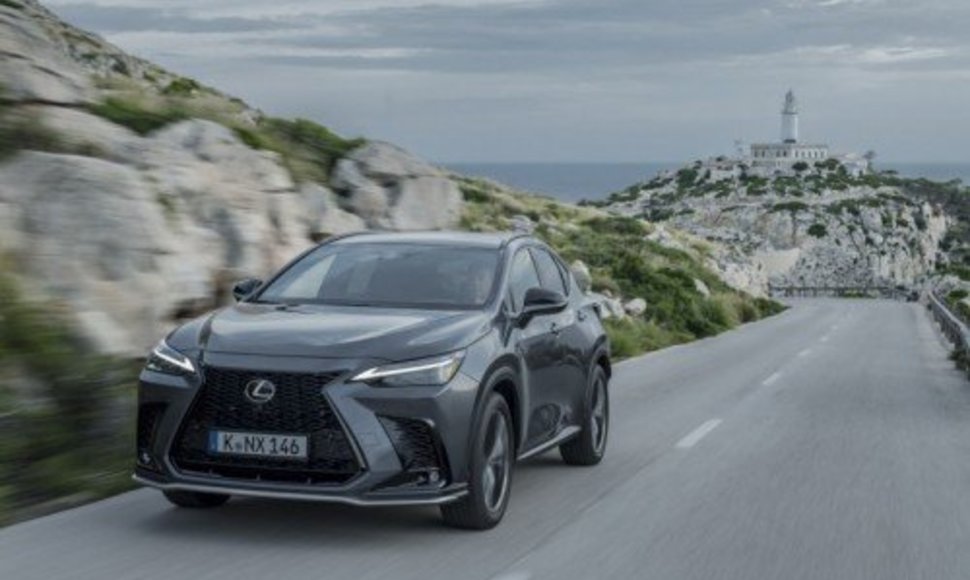 Visureigis „Lexus NX450h+“