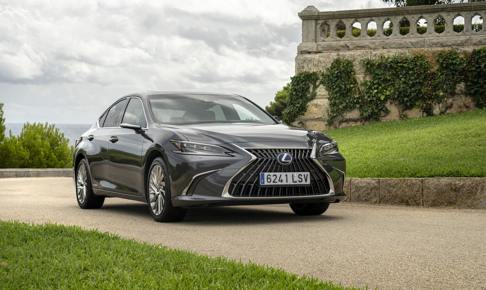 Atnaujintas „Lexus ES 300h“