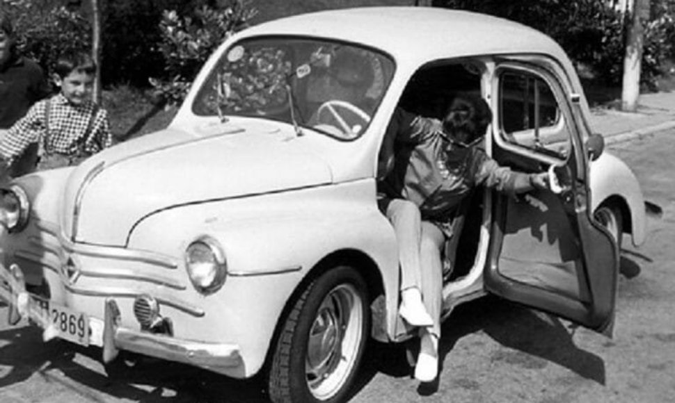 Renault 4CV – ten, kur yra šios moters kojos, įprastai būtų durelės. (Bleiglass, Wikimedia(CC BY-SA 3.0)