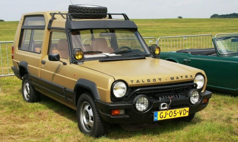 Talbot Matra Rancho atrodo kaip tikras visureigis, ką pastebėsite ir iš išorėje sumontuoto atsarginio rato bei gervės bamperyje, bet tapo vieno svarbiausių europietiškų vienatūrių pirmtaku. (Charles01, Wikimedia(CC BY-SA 4.0)