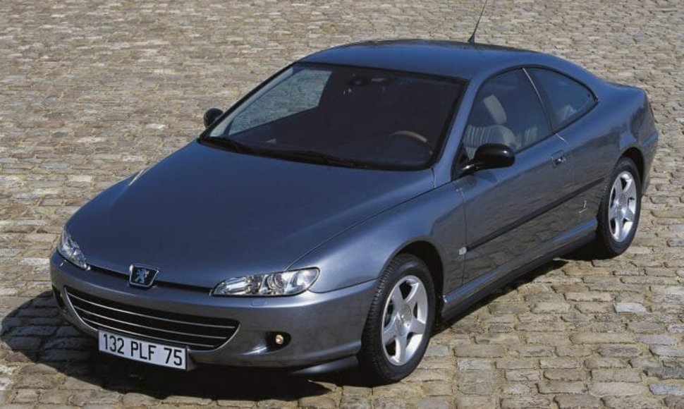 406 Coupé tapo vienu iš įsimintinesnių Peugeot 20 amžiaus pabaigos modelių. (Gamintojo nuotrauka)