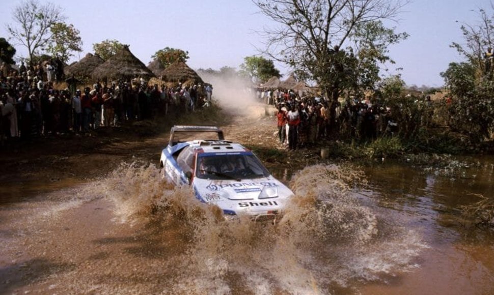 Ari Vatanenas už Peugeot 405 T16 GR vairo – šis automobilis 1989-ųjų Paryžiaus-Dakaro ralį laimėjo tik dėl mestos monetos. (Peugeot Sport nuotrauka)