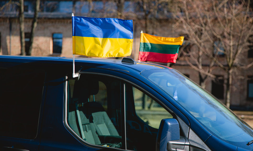 Prie labdaros Ukrainai jungiasi Lietuvos autožurnaistai