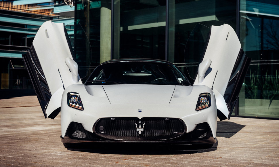 Superautomobilis „Maserati MC20“