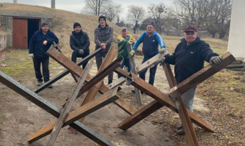 Čekiškų prieštankinių ežių gamyba Ukrainos TAD gamykloje