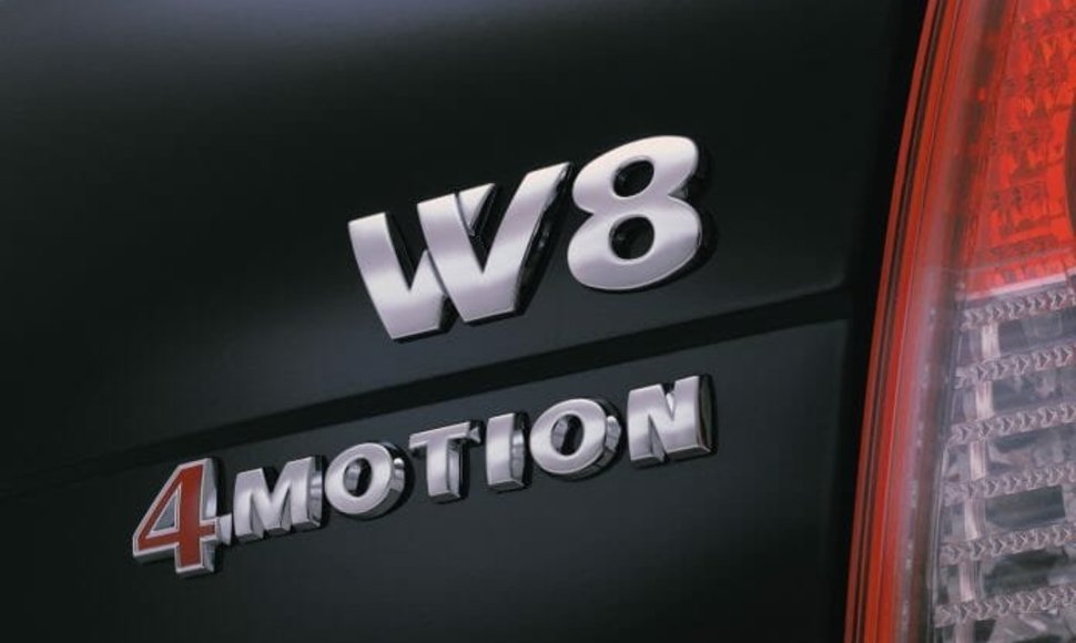 Unikalus ženklelis Volkswagen gamoje ir automobilių pasaulyje apskritai – W8. (Gamintojo nuotrauka)